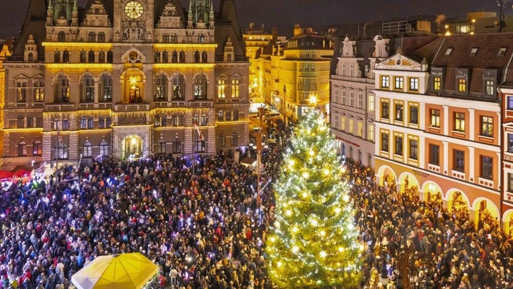 Liberecký vánoční strom se rozzářil už 21. listopadu. Foto: Artur Irma